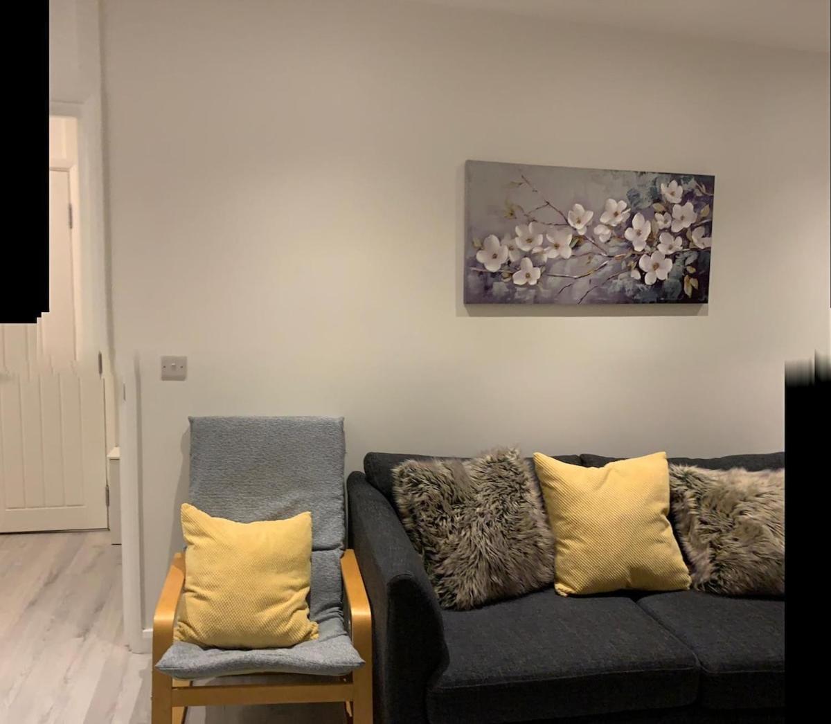 Spacious 3 Bedroom Maisonette In Greenford Apartment *