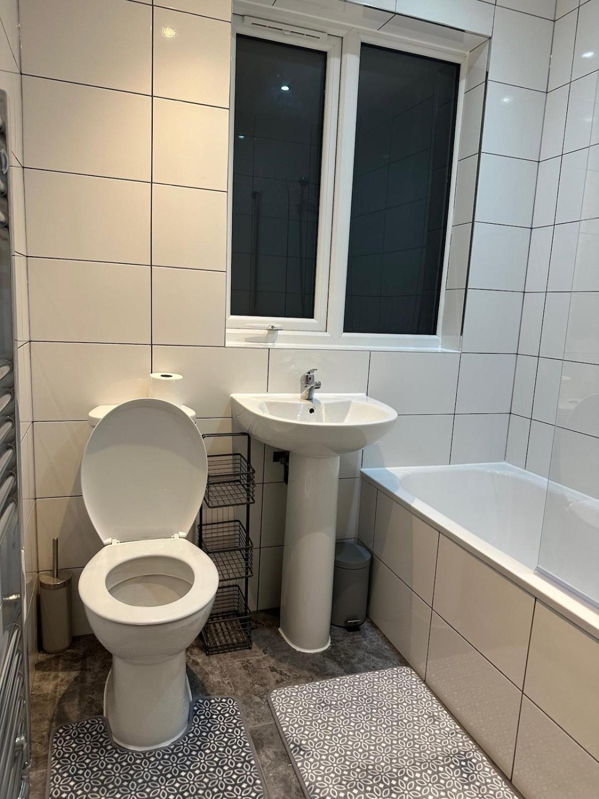 Spacious 3 Bedroom Maisonette In Greenford Apartment