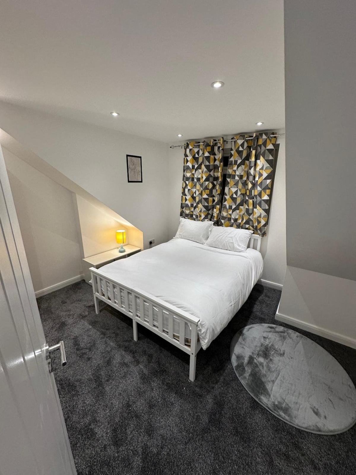 Spacious 3 Bedroom Maisonette In Greenford Apartment *